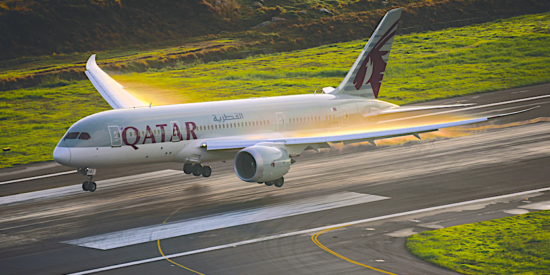 qatar airways 787 dreamliner landing