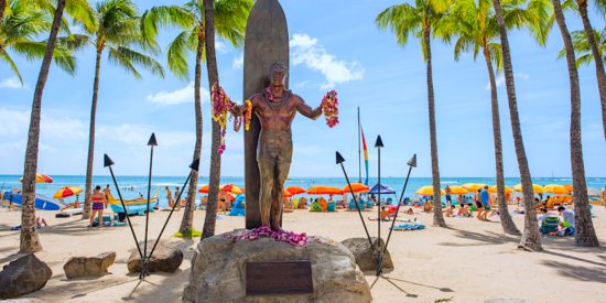 duke statue in waikiki beach honolulu hawaii
