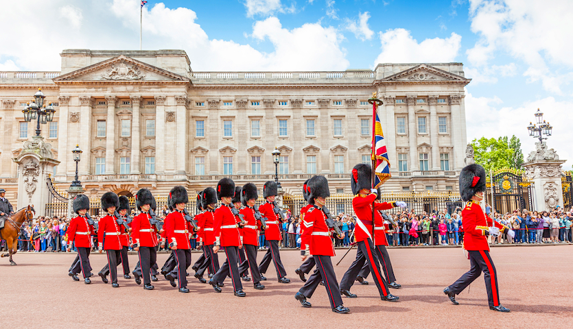 buckingham palace guards in london england